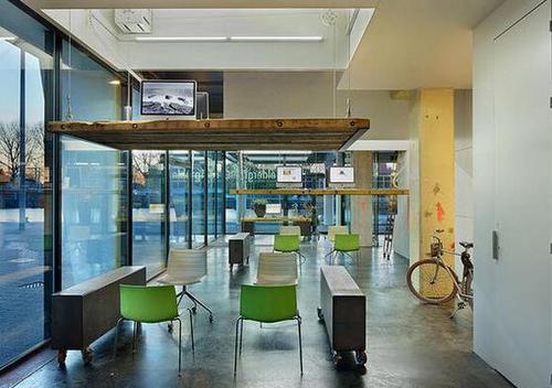 办公桌上升后的办公室 办公桌上升后的办公室