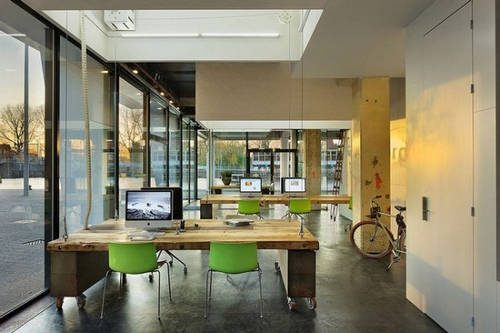 办公桌上升前的办公室场景 办公桌上升前的办公室场景