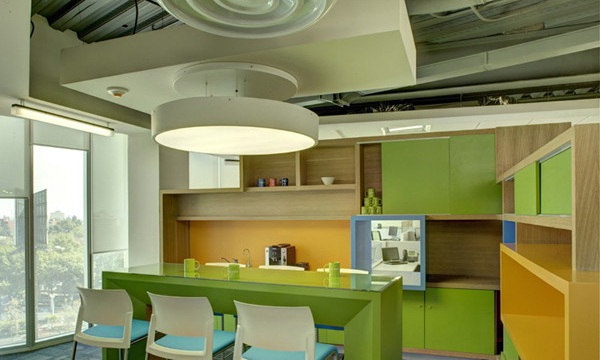 员工办公桌与矮柜实拍