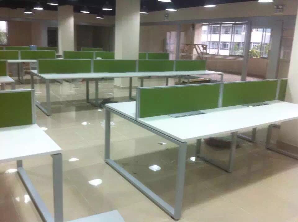 屏风办公桌白与绿的搭配设计